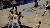 小卡1人突破吸引尼克斯4人防守，助攻外线加兰飚进空位三分！